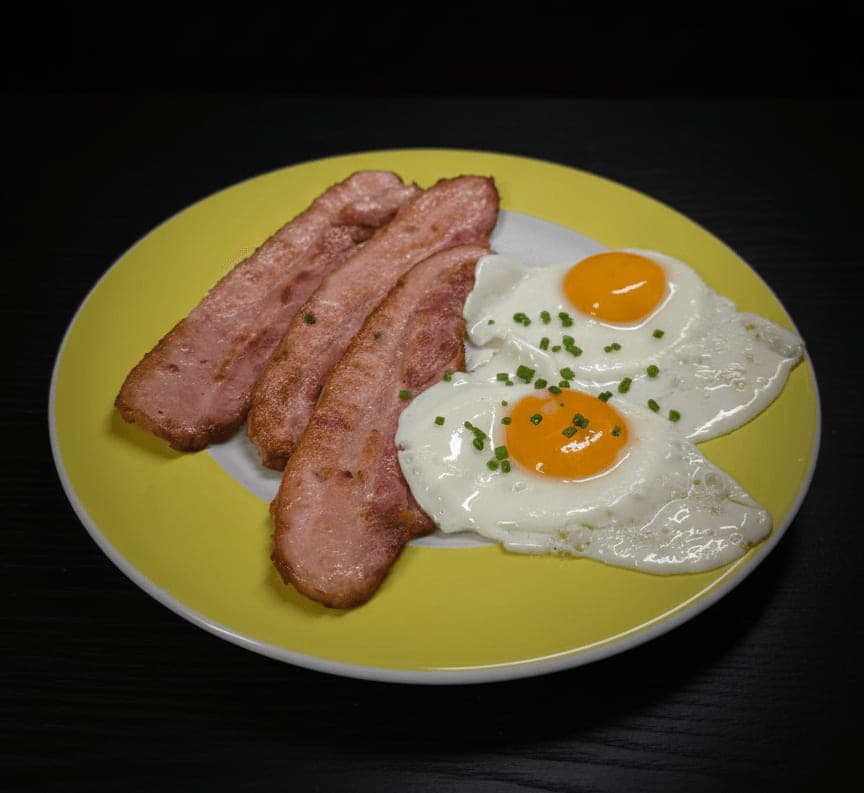 Plato combinado de huevos y bacon