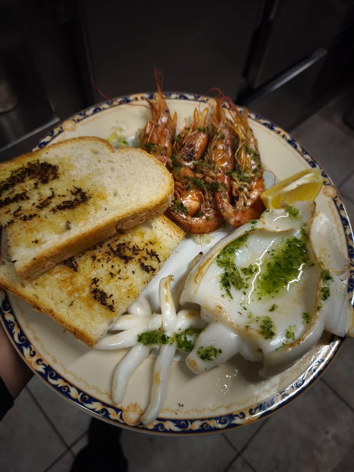 Sepia con gambas y pan de ajo